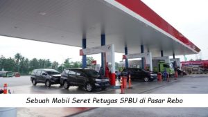 Sebuah Mobil Seret Petugas